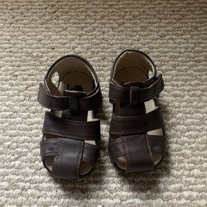 Size 5 see Kai run sandals